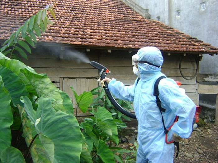 Phun thuốc diệt muỗi, diệt khuẩn