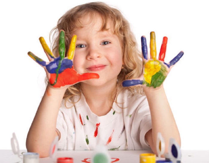 Trẻ hiếu động thường xuyên chạm vào nhiều bề mặt chứa nhiều vi khuẩn 
